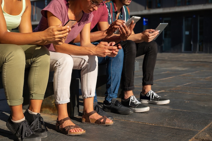 grupo personas que usan aparatos al aire libre 1262 209191