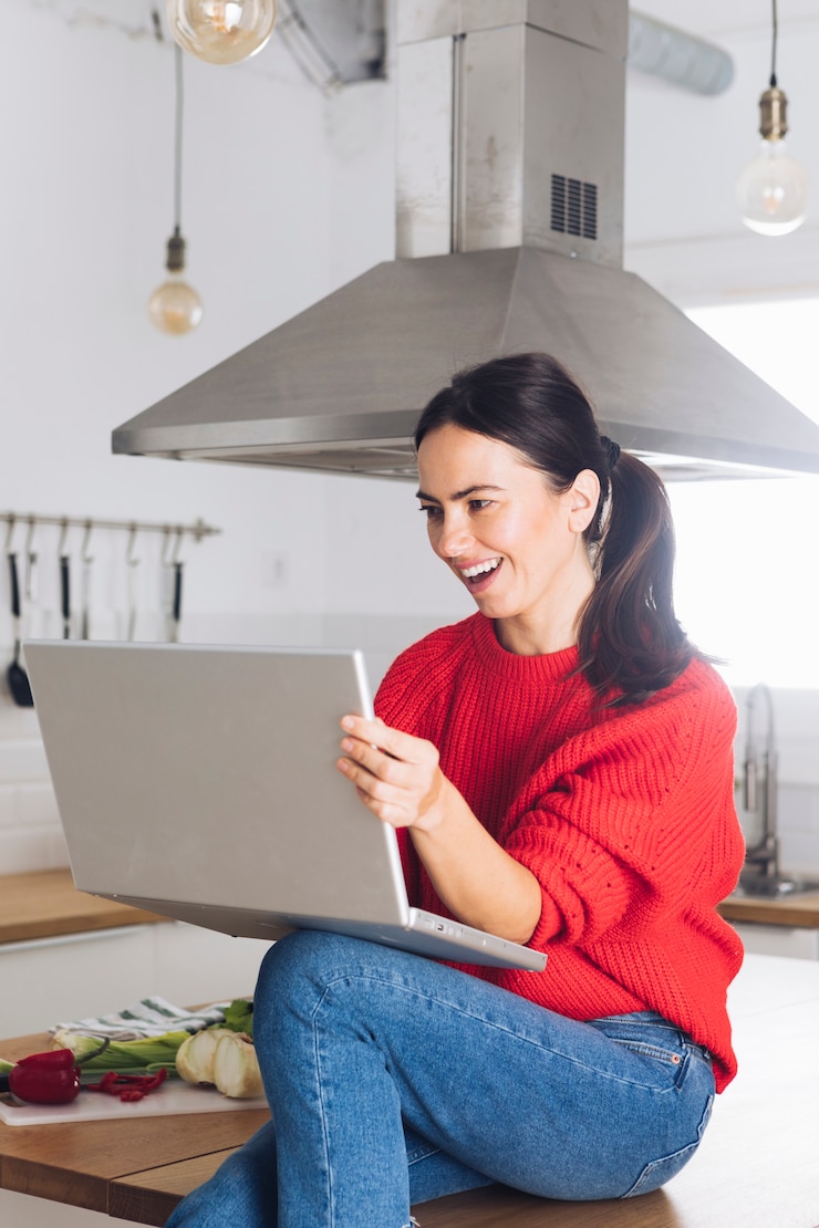 mujer moderna usando computadora portatil 23 21480205001