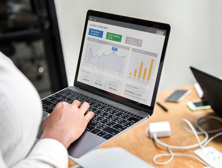 mujer negocios trabajando computadora portatil 53876 1632111