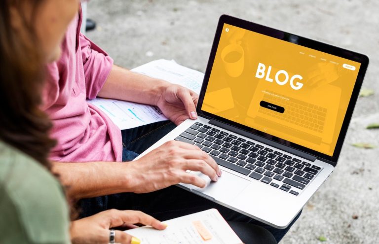trabajo equipo haciendo blog online 53876 948681